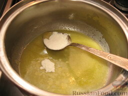 Суп-пюре из шампиньонов: Добавить муку к маслу, помешивая.
