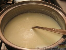 Суп-пюре из шампиньонов: Влить в масляно-мучную массу горячее молоко тонкой струйкой, тщательно перемешивая, чтобы не было комков.