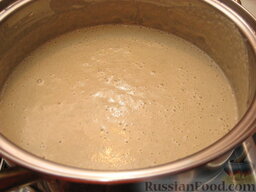 Суп-пюре из шампиньонов: Сделать суп-пюре однородным с помощью погружного блендера или протереть суп через сито.