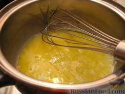Суп-пюре из шампиньонов: Приготовить льезон. Для этого в небольшой кастрюльке слегка взбить желтки. Молоко (или сливки) вскипятить.