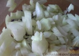 Кабачки, фаршированные мясом и рисом: Лук очистить, мелко нарезать.