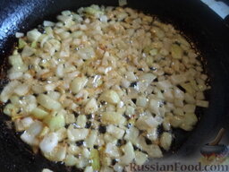 Кабачки, фаршированные мясом и рисом: Разогреть сковороду, выложить маргарин. Выложить лук, пассеровать на маргарине на умеренном огне, помешивая, до золотистости (2-3 минуты).