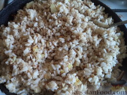 Кабачки, фаршированные мясом и рисом: Соединить мясо с луком, рисом, добавить соль, перец и перемешать.
