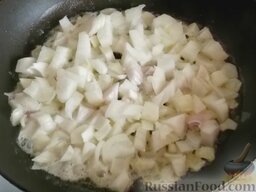 Сливочный суп-пюре из цветной капусты: Разогреть в сковороде сливочное масло (2 столовые ложки), положить лук, обжарить на среднем огне 1-2 минуты.