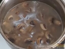 Сливочный суп-пюре из цветной капусты: Тушеные грибы с луком выложить в кастрюлю, залить 1 л воды и довести до кипения.