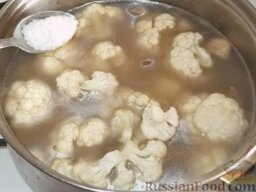 Сливочный суп-пюре из цветной капусты: Выложить капусту в кастрюлю с грибами и посолить. Варить на медленном огне до полного размягчения капусты (20 минут).