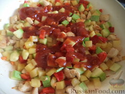 Курица в овощном рагу: Обжарить в течение нескольких минут, затем добавить томатный соус.