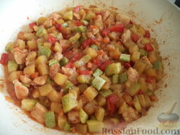 Курица в овощном рагу: Рагу накрыть крышкой и потушить до готовности (около 10 минут).
