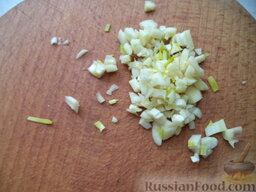 Курица в овощном рагу: Очистить мелко нарезать чеснок.