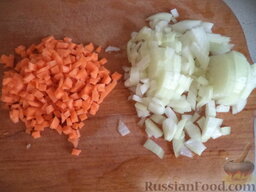 Курица в овощном рагу: Очистить лук и морковь, вымыть, нарезать кубиками.