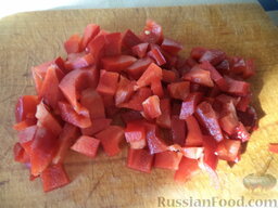 Курица в овощном рагу: Перец вымыть, очистить, нарезать кубиками.