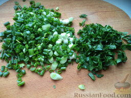 Курица в овощном рагу: Вымыть и мелко нарезать зеленый лук и зелень.