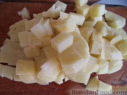 Курица в овощном рагу: Картофель очистить, вымыть, нарезать кубиками.