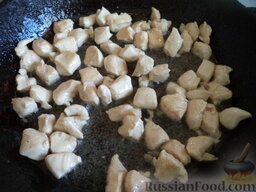 Курица в овощном рагу: Разогреть в ско­вороде растительное масло и быстро (5 минут) обжарить на нем мясо, постоянно помешивая.