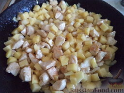 Курица в овощном рагу: Добавить мелко порезанный лук, порезанный кубиками картофель и жарить еще 2 минуты.