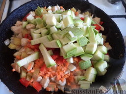 Курица в овощном рагу: Затем положить остальные овощи, одинаково порезанные.