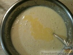 Манник для именинника: Растопленное масло вылить в тесто.