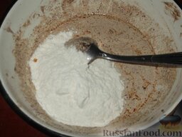 Печенье «Пипаркок»: Добавить воду (90 мл), всыпать просеянную муку и замесить достаточно крутое тесто для пипаркока. Оставить его в холодном месте.