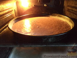 Быстрый пирог: Поставить форму в духовку на среднюю полку. Быстрый пирог выпекать в духовке в течение 20 минут при температуре 150-160 градусов.
