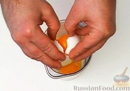 Манник на кефире: Разогрейте духовку до 190 градусов. (Решетку духовки установите в среднее положение.)  Разбейте яйца в миску и слегка взбейте их.