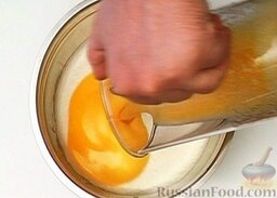 Манник на кефире: Добавьте взбитые яйца в манку с кефиром. Хорошо перемешайте.   В тесто можно добавить изюм (вымыть, обсушить и обвалять в муке) или тертую цедру и сок одного лимона.