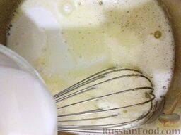 Торт «Зебра»: Затем приготовить крем.    Масло вынуть и оставить при комнатной температуре до размягчения.    Взбить сахар с яйцами. Добавить молоко. Яично-молочную смесь довести до кипения на среднем огне, помешивая. Остудить.