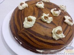 Торт «Зебра»: Можно добавить орехи - в тесто, в крем, или просто посыпать торт орехами сверху.  Торт «Зебра» готов. Приятного аппетита!