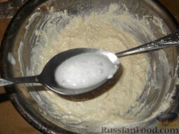 Торт-сметанник «Муравейник»: Соду погасить уксусом и добавить в тесто.