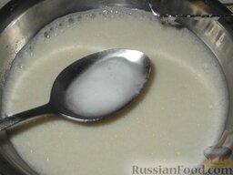Торт «Графские развалины »: Соду погасить уксусом. Добавить гашеную уксусом соду в тесто.