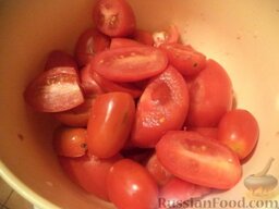 Фасоль в томатном соусе: Вымыть красные зрелые томаты, удалить плодоножки, нарезать дольками.