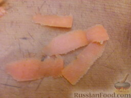 Торт из печени: Нарезать морковь на слайсы.