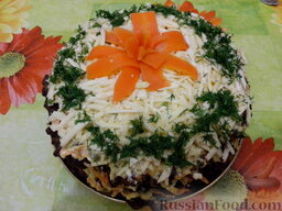 Торт из печени: Украсить торт из печени вареной морковью и зеленью.    Приятного аппетита!