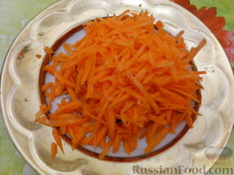 Торт из печени: Вымыть и очистить, натереть на крупной терке морковь.  Т.к морковь  у меня большая, часть оставила для украшения.