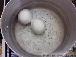 Торт из печени: Налить в кастрюлю воды, положить яйца. Яйца сварить вкрутую. (5 минут после закипания).