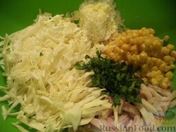 Салат с кальмарами: Все ингредиенты салата соединить в миске. Посолить салат из кальмаров по вкусу.