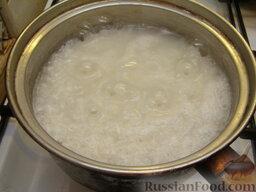 Салат с икрой и семгой: Отварить рис. Для этого вскипятить 2,5 стакана воды, добавить щепотку соли (по желанию) всыпать 0,75 стакана риса. Рис лучше брать длинный - он получается рассыпчатым. Варить рис на среднем огне под крышкой 20 минут. Пересыпать в сито и промыть водой.