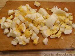 Салат с икрой и семгой: Отварить вкрутую (5 минут после закипания) яйца, почистить и нарезать кубиками.