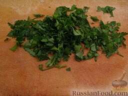Салат с икрой и семгой: Зелень петрушки мелко порубить.