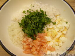 Салат с икрой и семгой: Перемешать все приготовленные продукты с предварительно отваренным рисом.