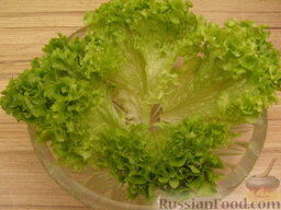 Салат с икрой и семгой: Салатник выложить изнутри листиками зеленого салата.