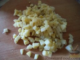 Окрошка с кефиром: Вареный картофель почистить, нарезать мелкими кубиками.