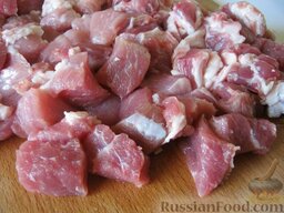 Плов со свининой: Мясо нарезать мелкими кубиками.