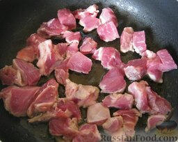 Плов со свининой: Выложить на разогретую сковороду мясо.