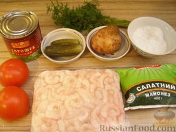 Салат из креветок: Подготовить продукты для салата с креветками и помидорами.