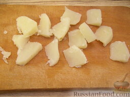 Салат из креветок: Картофель очистить отварить (20-25 минут при слабом кипении). Вареный картофель нарезать ломтиками.