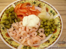 Салат из креветок: Соединить креветки, огурцы, помидоры, картофель. Добавить зеленый горошек. Все перемешать, заправить майонезом.
