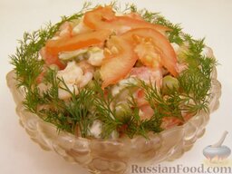 Салат из креветок: Выложить в салатник и украсить салат с креветками дольками помидора и веточками зелени.