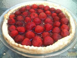 Песочный пирог с ягодами: Залить их теплым желе и охладить песочный пирог с ягодами (1 час в холодильнике).