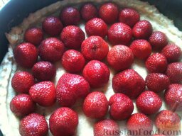 Песочный пирог с ягодами: Клубнику очистить, вымыть и высушить.  На остывший кружок уложить перебранные ягоды клубники.