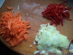 Овощной плов: В это время подготовить овощи. Очистить, вымыть и нарезать соломкой лук, морковь и перец.